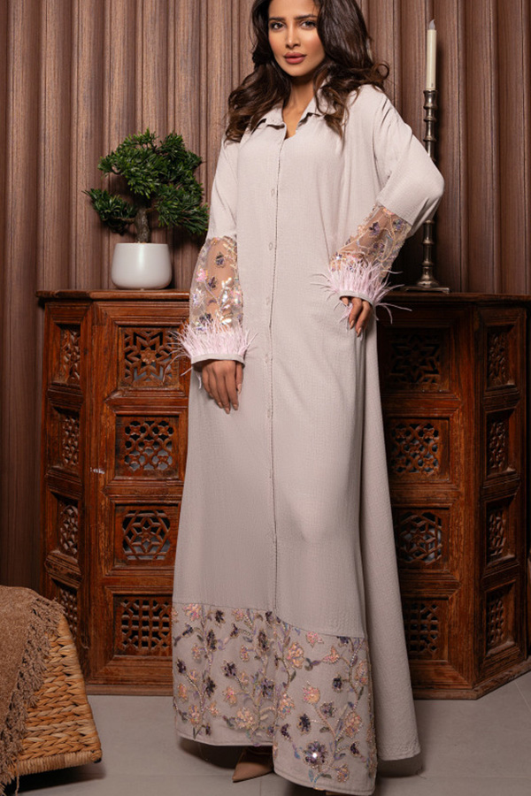 جلابية باكمام مطرزة ومزينه بالريش