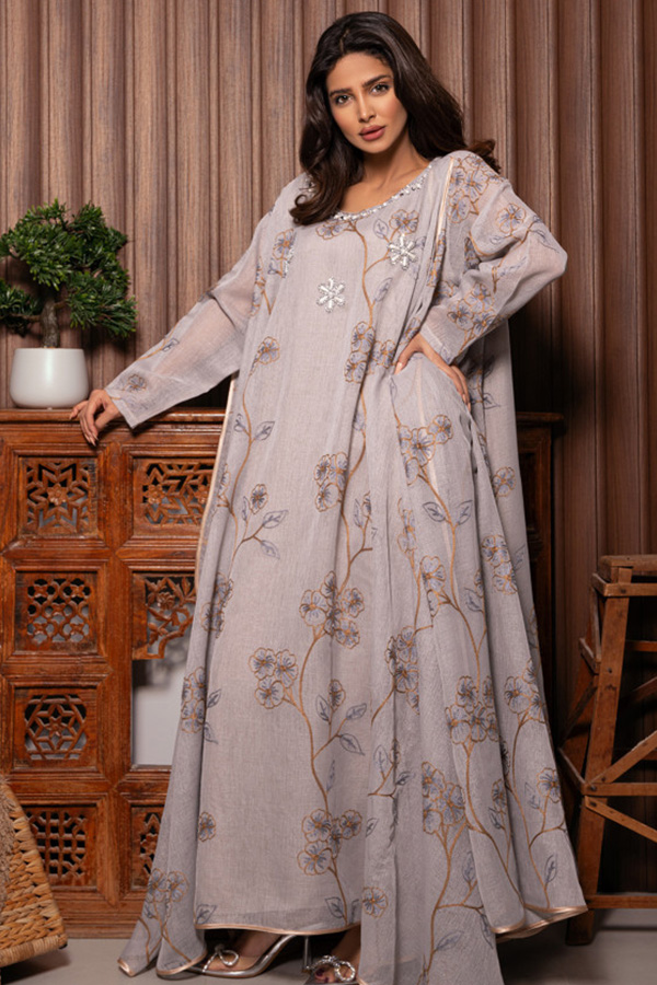 جلابية مطرزة مع فستان داخلي