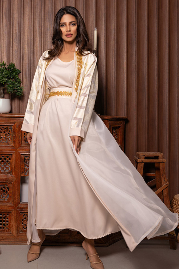 جلابية قطعتين بحزام مطرز جلابية قطعتين بحزام مطرز