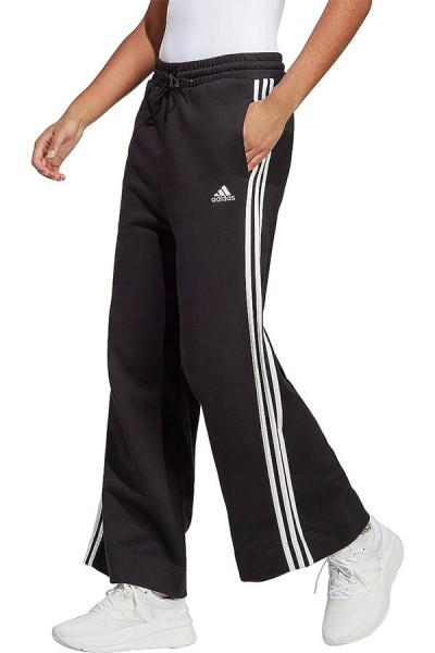 ملابس رياضية نسائية